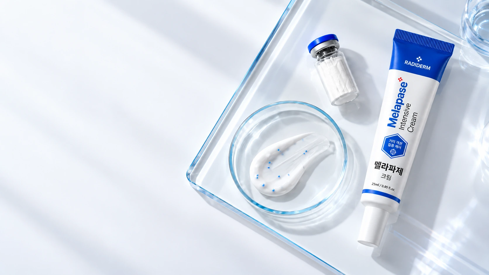 RADIDERM 멜라파제 인텐시브 크림 튜브와 유리 접시에 덜어 낸 크림 제형