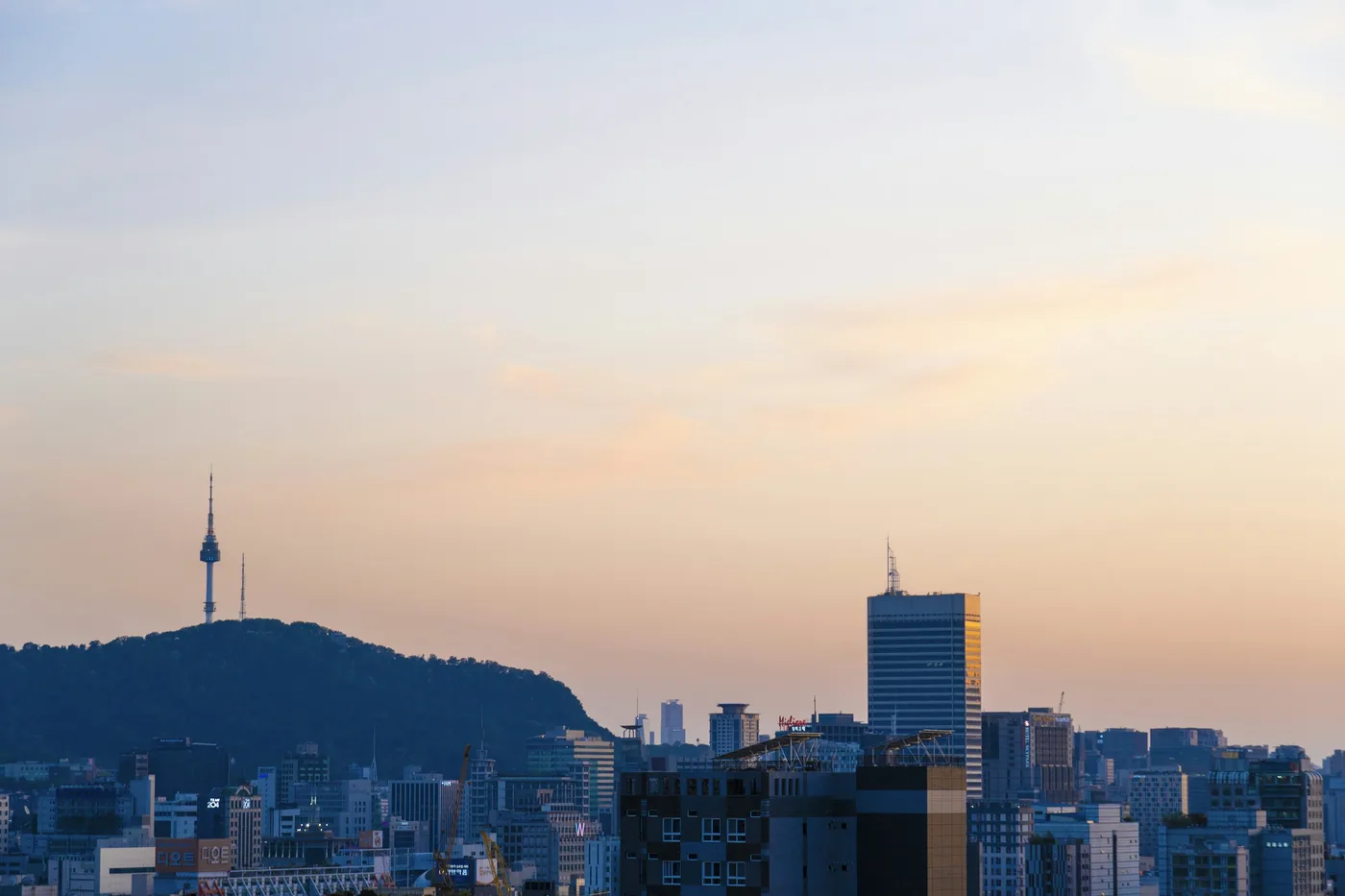 해 질 무렵 남산서울타워가 보이는 서울 전경